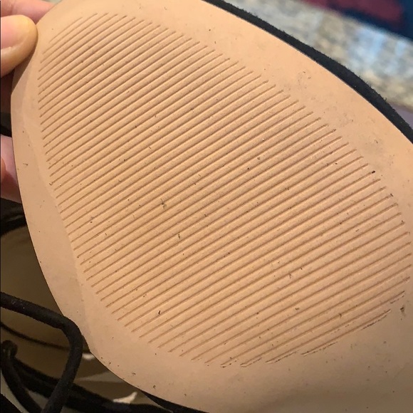 Black Tie Heel - Picture 5 of 6